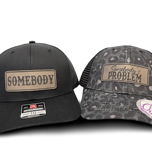 Gorras de camionero a juego para parejas: Alguien con cola de caballo problemática y alguien con parche de polipiel grabado a láser. Gorras para hombre y mujer.