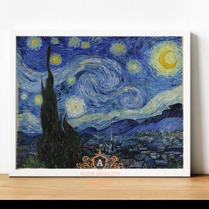Può includere: Una stampa incorniciata de "La notte stellata" di Van Gogh presenta un cielo notturno vorticoso con blu, gialli e bianchi. L'opera d'arte include un cipresso scuro e un villaggio. La cornice è bianca e il testo "HIGH QUALITY" è visibile.