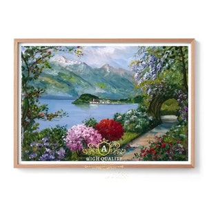 Può includere: Un dipinto di paesaggio incorniciato raffigura una serena scena lacustre con montagne sullo sfondo. La vegetazione lussureggiante e i fiori colorati incorniciano un sentiero che conduce a un tunnel. Il dipinto include il testo "HIGH QUALITY".