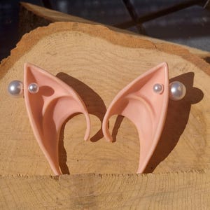 魔法のピアスが付いたシリコン製エルフの耳 - コスプレ、ハロウィン、ロールプレイに最適なファンタジーなイヤーカフ