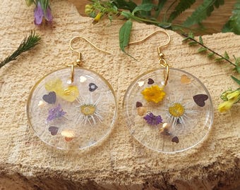 Pendientes de resina con flores reales: un regalo bohemio hecho a mano para ella. Floración eterna con detalles dorados inspirados en la naturaleza.