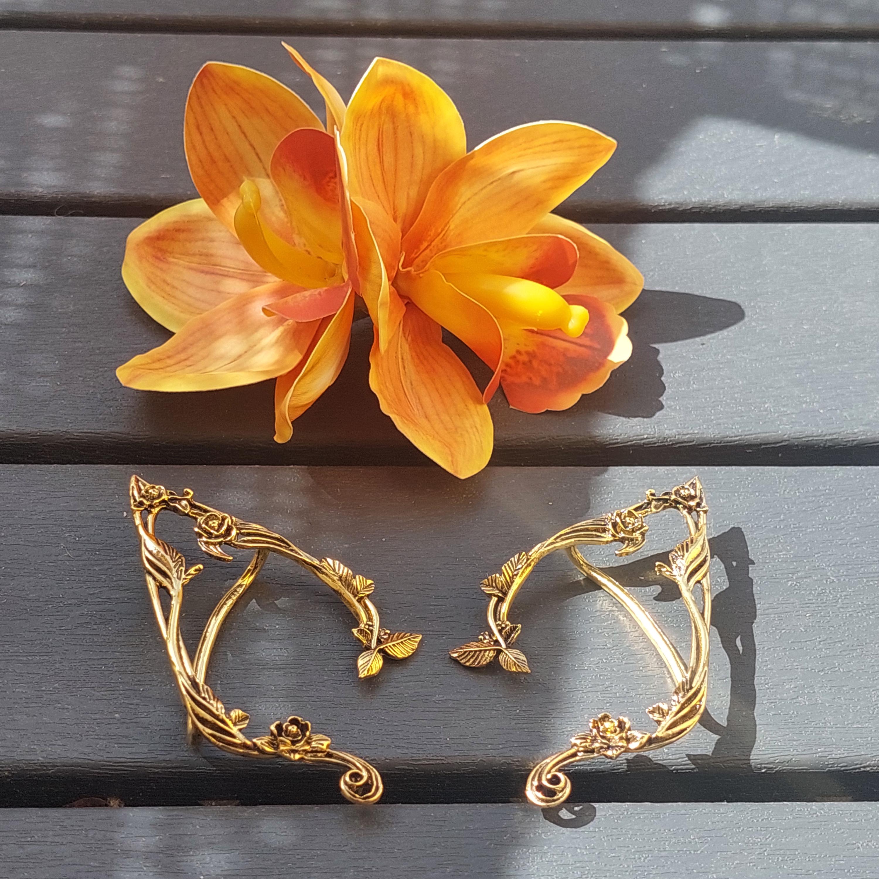 Pinza para el cabello con orquídea bohemia vibrante: accesorio floral exótico para bodas + elegantes orejeras élficas doradas = ¡Conjunto súper élfico!