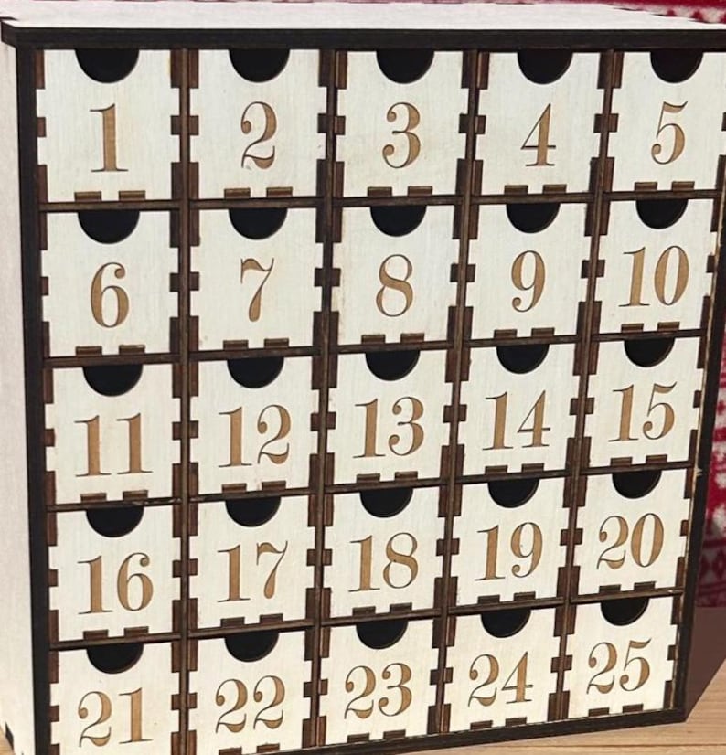 Christmas Countdown Calendar with Deep Drawers and Backside Graphic > < Advent Calendar zdjęcie 12
