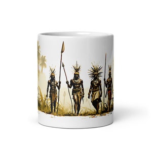 Pode incluir: Caneca de cerâmica branca com uma ilustração colorida de cinco figuras em trajes tribais tradicionais segurando lanças e caminhando por um ambiente de selva.