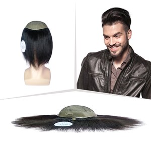 Könnte beinhalten: Eine Toupet mit schwarzem Echthaar auf einem Mannequin-Kopf. Die Toupet liegt flach mit den Haaren, die nach außen fließen. Die Toupet hat ein Etikett mit der Aufschrift "ArtHair".