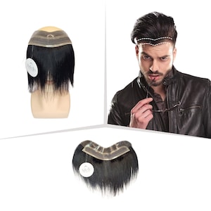 Puede incluir: Una peluca negra con un frente de encaje y una línea de cabello de aspecto natural. La peluca está en una cabeza de maniquí y se muestra de frente. La peluca también se muestra en la cabeza de una persona, con la peluca cubriendo la parte superior de la cabeza. La peluca está diseñada para cubrir el cabello fino o las calvas.
