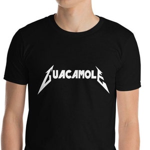 Może przedstawiać: Czarny t-shirt z białym nadrukiem słowa "GUACAMOLE" w stylu czcionki metalowego zespołu.