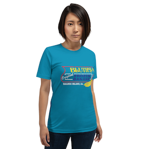 Puede incluir: Una camiseta azul turquesa con un gráfico de un letrero rojo y amarillo que dice "Bluth's Original Frozen Banana, Balboa Island, CA".