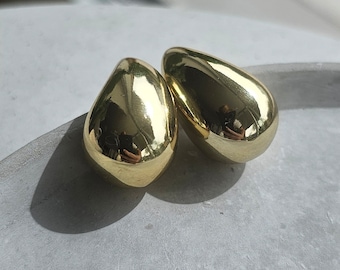 Chunky drop-shaped gold earrings: trendy eye-catcher, also perfect as a gift