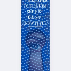 Pode incluir: Um marcador de livro azul com um design de buraco de fechadura e o texto "I HIRED HER TO KILL HIM. SHE JUST DOESN'T KNOW IT YET." de Nina Winchester. O buraco da fechadura revela um close-up de um olho.