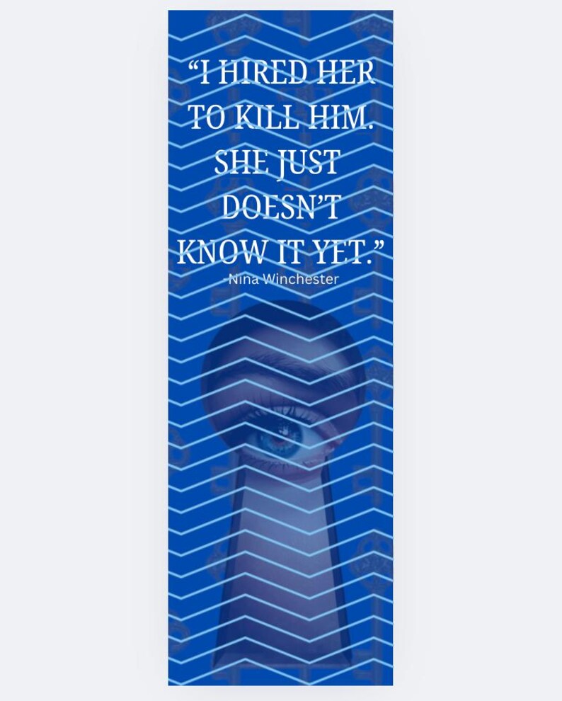 Pode incluir: Um marcador de livro azul com um design de buraco de fechadura e o texto "I HIRED HER TO KILL HIM. SHE JUST DOESN'T KNOW IT YET." de Nina Winchester. O buraco da fechadura revela um close-up de um olho.