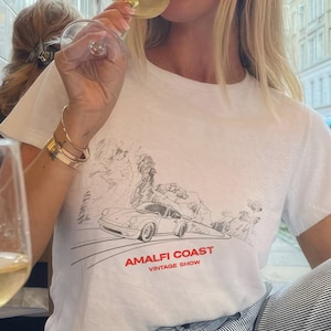 アマルフィ海岸ヴィンテージカーTシャツ | レトロイタリアグラフィックTシャツ、クラシックカーシャツ、ヴィンテージトラベルTシャツ、イタリアお土産Tシャツ、ユニセックストラベルTシャツ