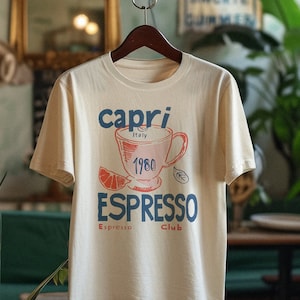 T-shirt grafica Capri Italy Espresso Club / T-shirt in morbido cotone vintage 1980 / Retro Italy Cafe Style / Papiers Découpés / Camicia per gli amanti del caffè