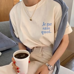 Je Ne Sais Quoi Graphic Tee - French New Wave, Chic & Minimal Design, Modern Cool Girl-Coded Style, Relaxed Fit, Comfort Colors T-Shirt