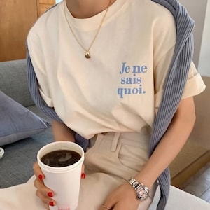 Je Ne Sais Quoi Graphic Tee | Francuska minimalistyczna koszulka, szykowny nowoczesny styl Cool Girl, luźny krój, wygodne kolory, koszulka unisex, miękka bawełna
