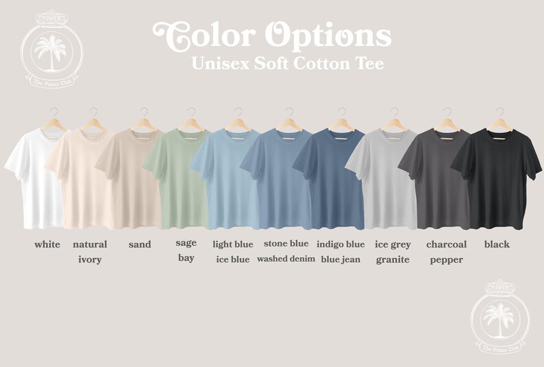 K&ouml;nnte beinhalten: Eine Kollektion von zehn kurz&auml;rmeligen Unisex-T-Shirts aus weicher Baumwolle an Holzkleiderb&uuml;geln, pr&auml;sentiert in einer Farbpalette von Wei&szlig;, Natur-Elfenbein, Sand, Salbei, Hellblau, Steinblau, Indigoblau, Eisgrau, Anthrazit bis hin zu Schwarz.