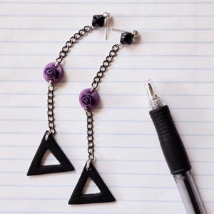 Può includere: Un set di tre tazze in ceramica con finitura opaca e macchiettata. Le tazze sono nei toni del crema, grigio chiaro e grigio scuro. Ogni tazza ha un design semplice e minimalista.