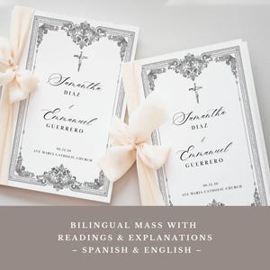Puede incluir: Dos programas de misa en papel blanco con bordes negros ornamentados, una ilustración de un crucifijo y el texto Samantha Diaz e Emmanuel Guerrero, 06.12.30, Ave Maria Catholic Church. Cada programa está atado con una cinta de seda color melocotón.