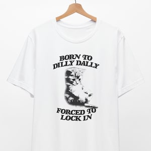T-shirt graphique Born To Dilly Dally, T-shirt unisexe, T-shirt rétro, T-shirt chaton vintage, T-shirt chat nostalgie, T-shirt Meme, T-shirt drôle