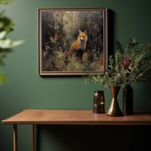 Puede incluir: Una pintura enmarcada de un zorro rojo de pie en un entorno de bosque con flores rojas. La pintura est&aacute; en un marco de madera oscura y est&aacute; colgada en una pared verde.
