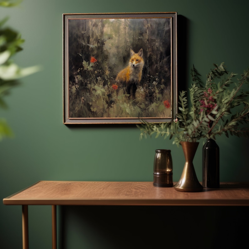 Puede incluir: Una pintura enmarcada de un zorro rojo de pie en un entorno de bosque con flores rojas. La pintura est&aacute; en un marco de madera oscura y est&aacute; colgada en una pared verde.