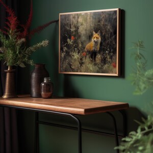 Puede incluir: Una pintura enmarcada de un zorro rojo de pie en un entorno de bosque. El zorro est&aacute; mirando directamente al espectador. La pintura est&aacute; colgada en una pared verde sobre una mesa consola de madera con dos jarrones y un frasco de vidrio.
