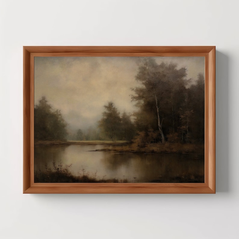 Puede incluir: Una pintura enmarcada que representa un paisaje brumoso con un lago en primer plano y &aacute;rboles en el fondo. La pintura est&aacute; realizada en tonos apagados de marr&oacute;n, verde y gris.