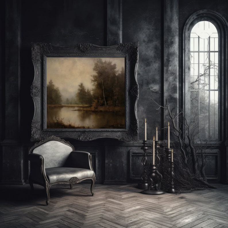 Puede incluir: Una habitaci&oacute;n oscura y melanc&oacute;lica con un sill&oacute;n negro, un cuadro de paisaje enmarcado y un candelabro negro con velas encendidas. La habitaci&oacute;n tiene suelos y paredes de madera oscura.