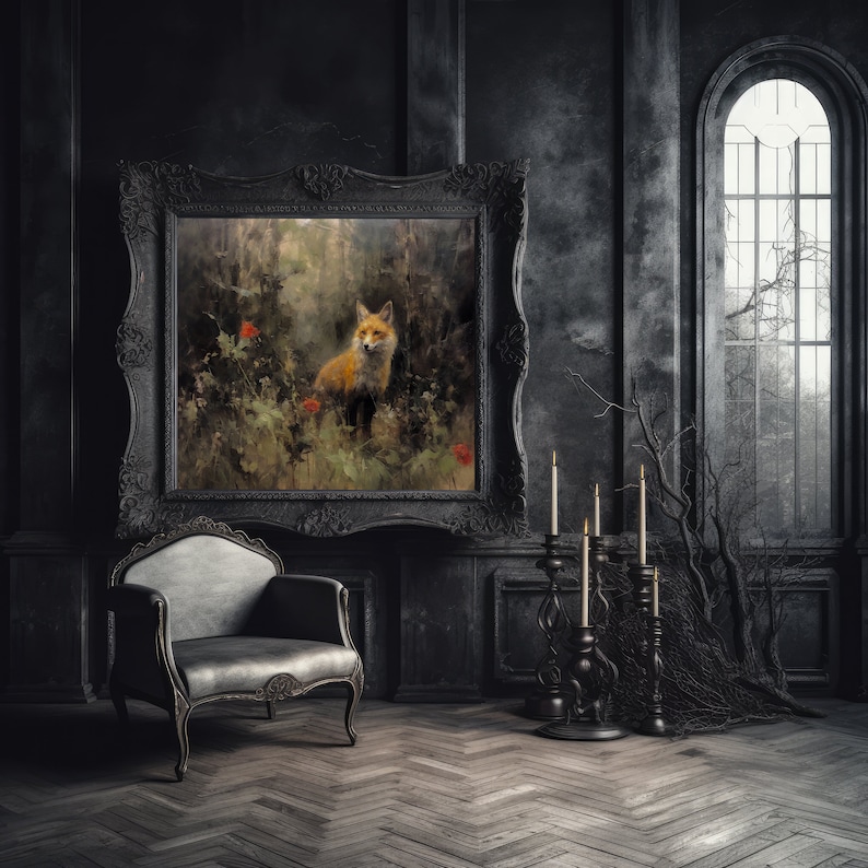 Puede incluir: Una habitaci&oacute;n oscura y de ambiente melanc&oacute;lico con un sill&oacute;n negro y un cuadro enmarcado de un zorro en un bosque. La pintura est&aacute; en un marco negro adornado y cuelga de una pared oscura. Hay candelabros negros con velas encendidas en el suelo.
