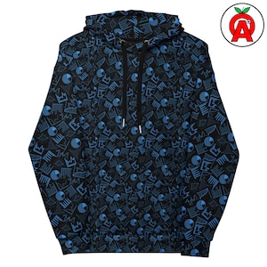 以下が含まれることがあります： 黒色のパーカー。青色の幾何学模様が繰り返されており、王冠や円が含まれています。パーカーにはドローストリングフードとカンガルーポケットが付いています。デザインは衣服全体を覆っています。