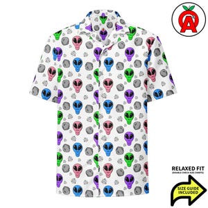 Camisa hawaiana con vibraciones extraterrestres - Camisa premium con cara de extraterrestre - Regalo único para amantes de los ovnis - Camisa con botones con estilo espacial cósmico