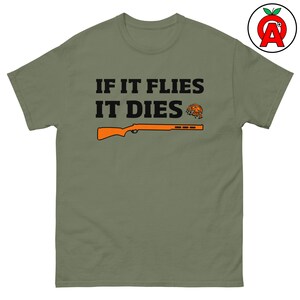 Om den flyger dör den, Vuxen unisex t-shirt, fällskyttegåva, lerduvesport, lerduveskyttekläder, trasigt mål hagelgevärströja