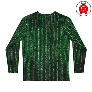 Op de afbeelding: Shirt met lange mouwen met een groen en zwart digitaal regenpatroon. Het ontwerp bedekt het hele shirt en creëert een opvallend visueel effect. Het shirt heeft een ronde hals en is gemaakt van een zacht, comfortabel materiaal.