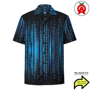 Peut inclure: Chemise noire à manches courtes avec un motif de code binaire bleu et blanc. La chemise a une coupe décontractée et un col classique. Le motif présente des lignes verticales de code binaire sur fond sombre.