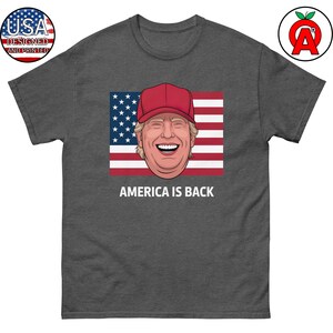 Donald Trump MAGA Hut & USA Flagge Vaterländisches Unisex T-Shirt, Amerika ist zurück, Geschenke für Konservative, Patrioten, 4. Juli, Wahltag