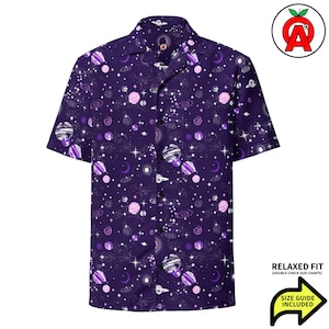 Space Lover&#39;s All-Over Print Hawaiihemd mit Knöpfen | Atmungsaktives Unisex Galaxy Shirt | Astronomie Geschenk für Männer & Frauen