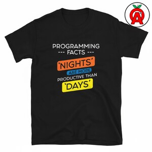 Può includere: Una t-shirt nera a maniche corte con il testo bianco PROGRAMMING FACTS, la parola NIGHTS in un rettangolo arancione, la parola DAYS in un rettangolo giallo e la frase ARE MORE PRODUCTIVE THAN scritta in bianco.