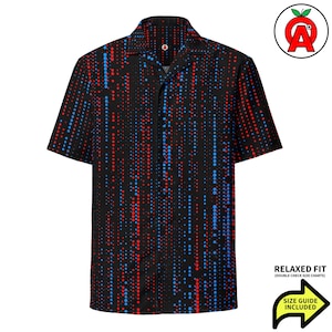 Peut inclure: Chemise noire à manches courtes avec un motif de points rouges et bleus. La chemise a une coupe décontractée. Les mots "SIZE GUIDE INCLUDED" sont dans un graphique de flèche jaune.