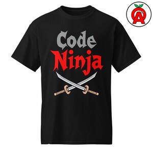 Puede incluir: Camiseta negra con las palabras "Code Ninja" en gris y rojo, y dos espadas cruzadas. El diseño incluye un logotipo de una manzana roja con una "A" blanca en su interior.