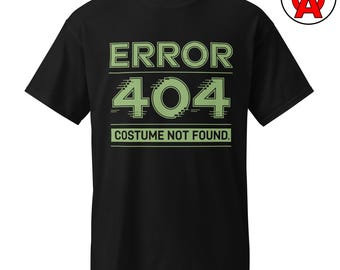 Może przedstawiać: Czarny t-shirt z napisem "ERROR 404 COSTUME NOT FOUND" w kolorze jasnozielonym. Tekst jest wyśrodkowany na przodzie. Koszulka ma okrągły dekolt i krótkie rękawy.