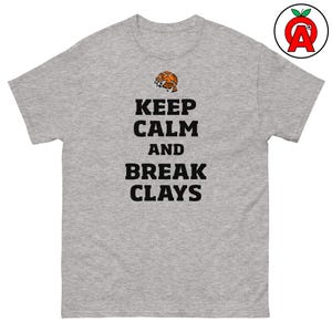 Behåll lugnet och bryt lerduvor, unisex t-shirt för vuxna, fällskyttegåva, lerduvesport, lerduveskyttekläder, hagelgevär med brutet mål