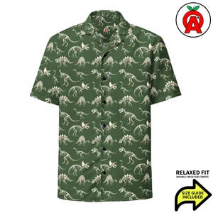 Op de afbeelding: Groen overhemd met korte mouwen met een herhalend patroon van witte dinosaurus skeletten. Het shirt heeft een relaxte pasvorm en een maattabel is inbegrepen. Klassieke kraag en knoopsluiting.