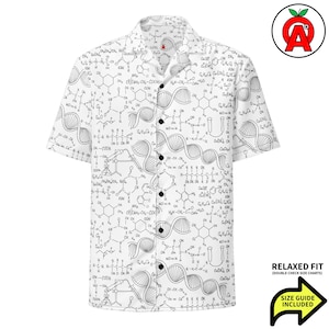 Può includere: Camicia bianca con bottoni con un motivo scientifico in bianco e nero. La camicia a maniche corte presenta una vestibilità rilassata e un design di strutture chimiche e filamenti di DNA. La camicia ha bottoni neri e un colletto classico. È inclusa una guida alle taglie.