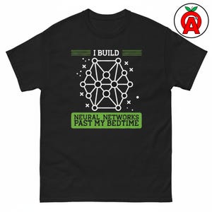 Puede incluir: Una camiseta negra de manga corta con un gráfico blanco de una estructura de nodos conectados. Sobre el gráfico aparece el texto I BUILD y debajo un bloque rectangular verde que contiene el texto NEURAL NETWORKS PAST MY BEDTIME.