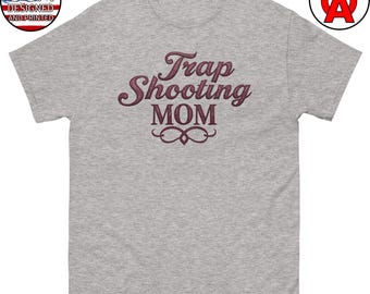 Elegante camiseta para mamás de tiro al plato con gráficos de escopeta y plato: ideal para mamás de tiro y aficionadas al plato.