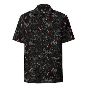 Camisa unissex adulta com estampa de raios e controles de videogame, modelagem ampla e confortável, confeccionada em poliéster reciclado e com tecido que absorve a umidade.