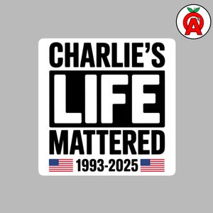 Op de afbeelding: Een witte sticker met de tekst "CHARLIE'S LIFE MATTERED" in het zwart. De jaren 1993-2025 staan onder de tekst, met Amerikaanse vlaggen aan weerszijden. Een rood appel-logo staat in de rechterbovenhoek.