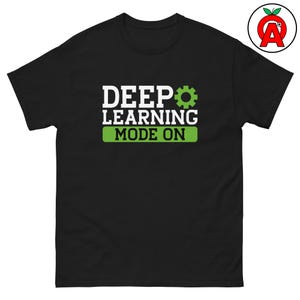 Może przedstawiać: Czarny t-shirt z napisem "DEEP LEARNING MODE ON" w kolorze białym i zielonym. Projekt zawiera zieloną ikonę koła zębatego. Koszulka ma okrągły dekolt.