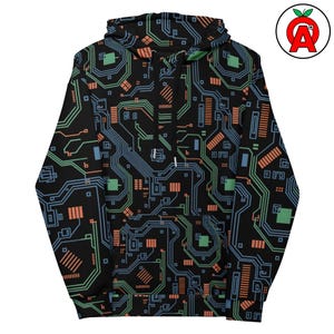 Può includere: Felpa con cappuccio nera con un motivo ripetuto di circuito stampato in verde, blu e arancione. Il design copre l'intero capo, compreso il cappuccio. La felpa ha un cordino e una tasca a marsupio.