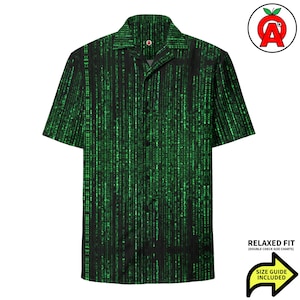 Peut inclure: Chemise à manches courtes verte et noire avec un motif de style matrice. La chemise a une coupe décontractée et un guide des tailles est inclus. La chemise a un col et une fermeture boutonnée.